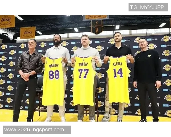 身穿湖人球衣的男孩与独行侠老板同坐一席再现昔日竖中指事件