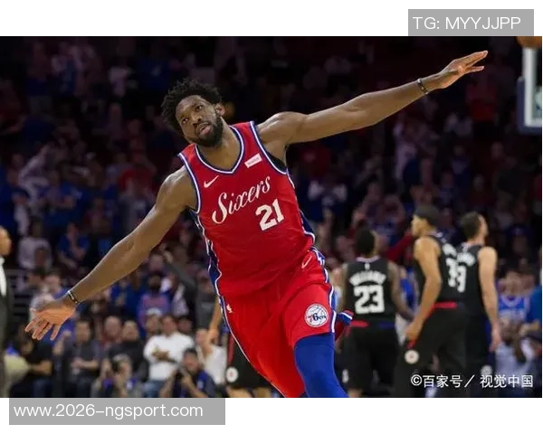 恩比德半场表现平平12投4中仅得13分9篮板2盖帽球队进攻效率堪忧